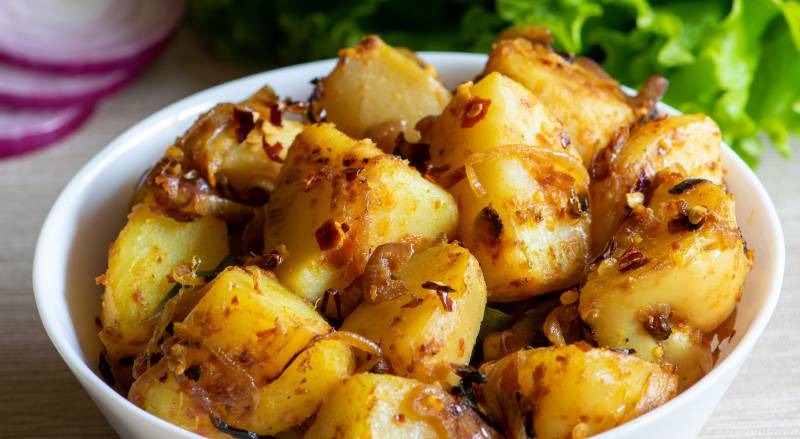 Gebakken aardappels met ui en spek
